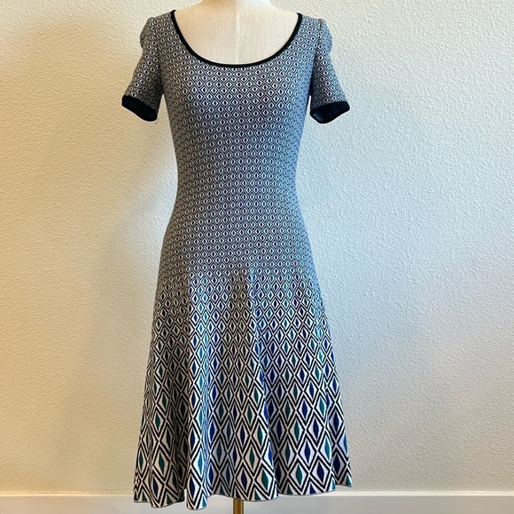 New! ST. JOHN Graduated Diamond Knit Dress - Picture 1 of 10